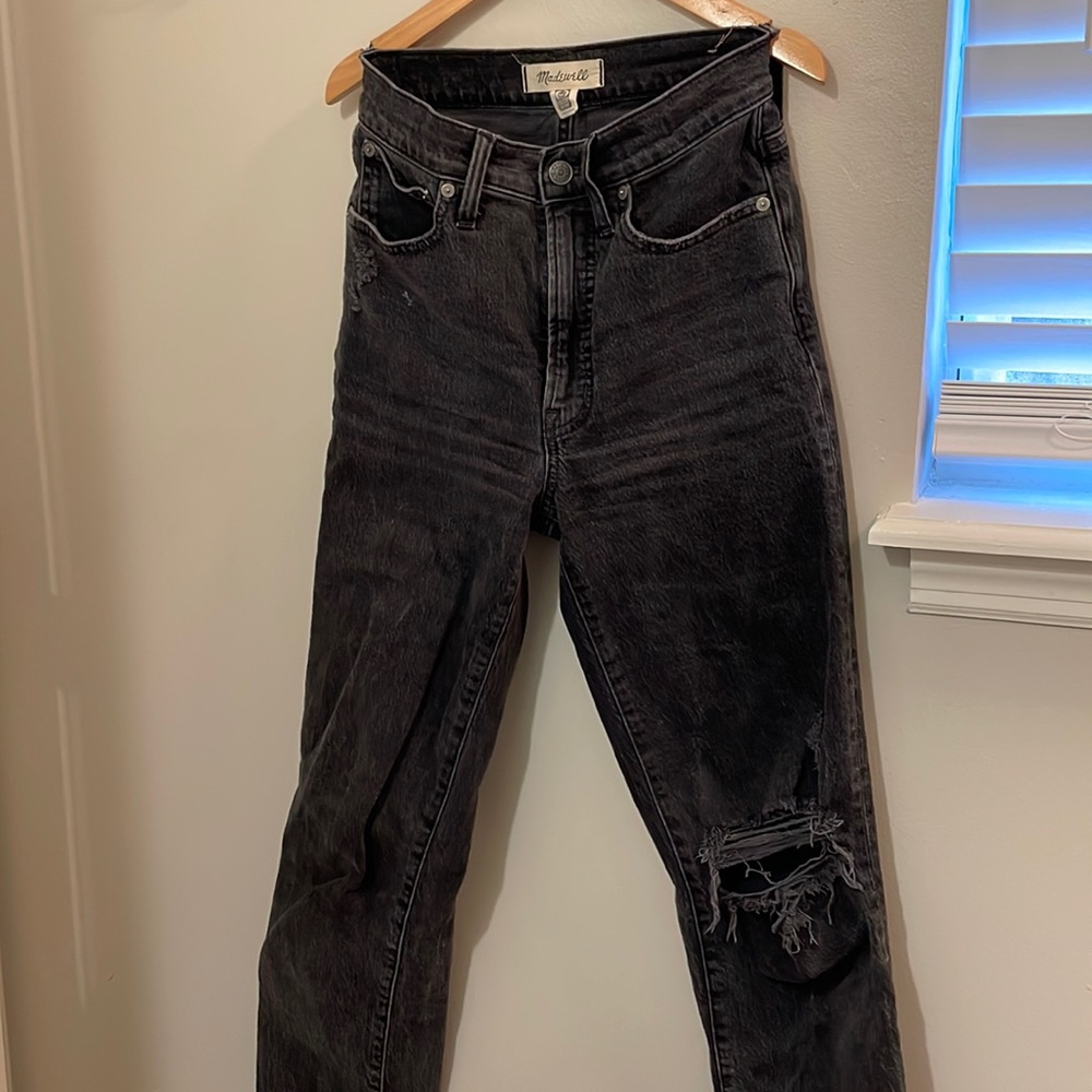 Perfect vintage straight with knee rip